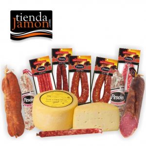 Lote surtido de embutido con queso suave de oveja.